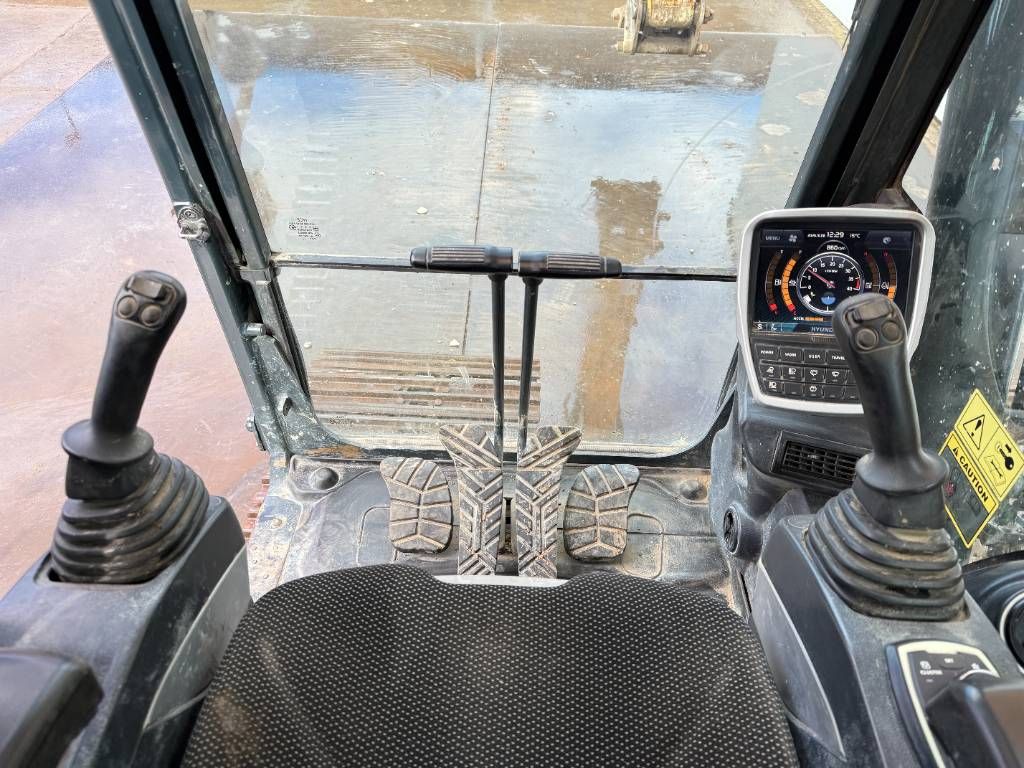 Hyundai HX220L - 360&deg; Camera / Automatic Greasing