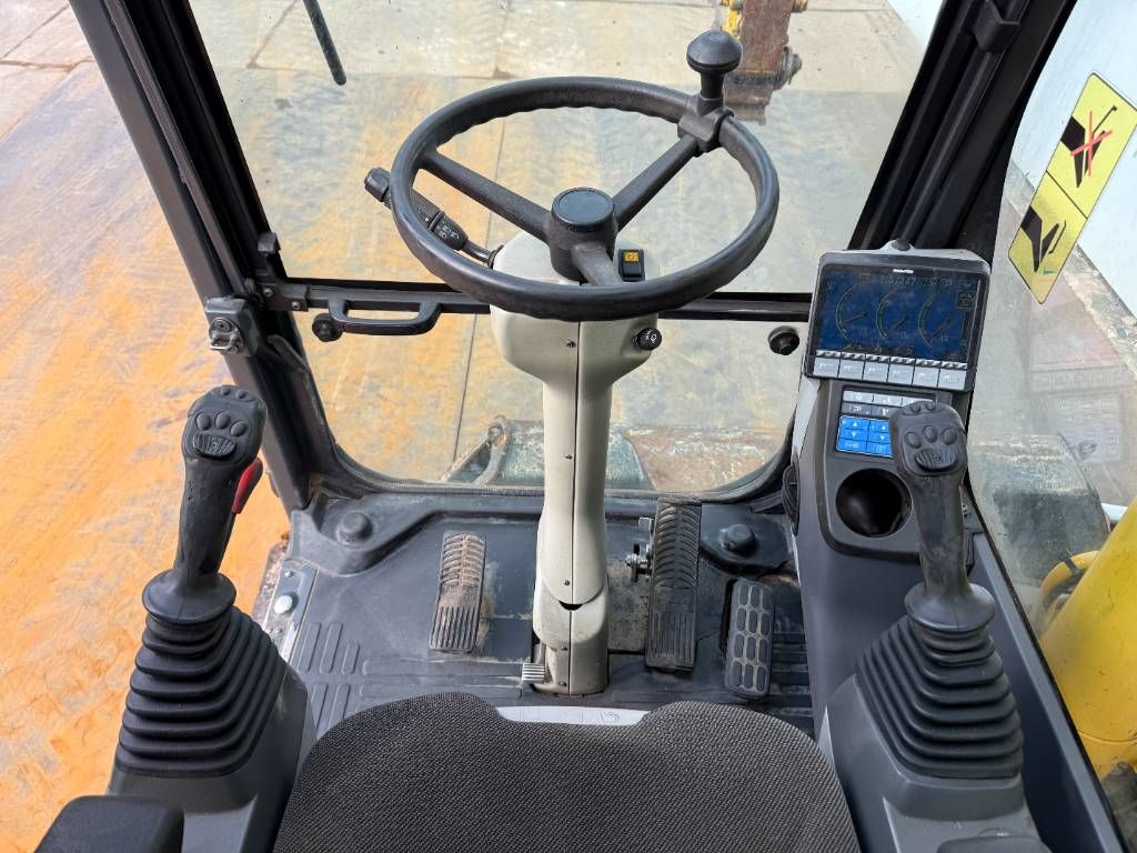 Komatsu PW160-8 - Triple Boom / Blade / Hammer Lines