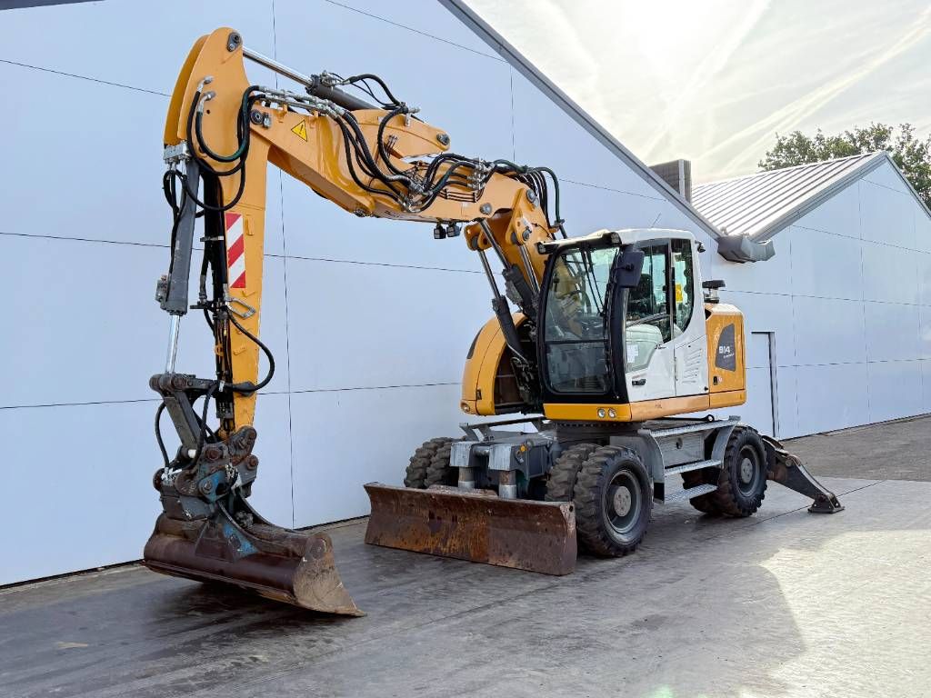 Liebherr A914 - Triple Boom / 2 extra Buckets!