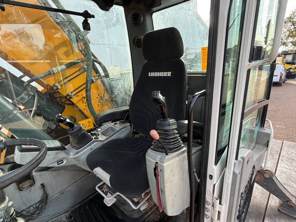 Liebherr A914 - Triple Boom / 2 extra Buckets!