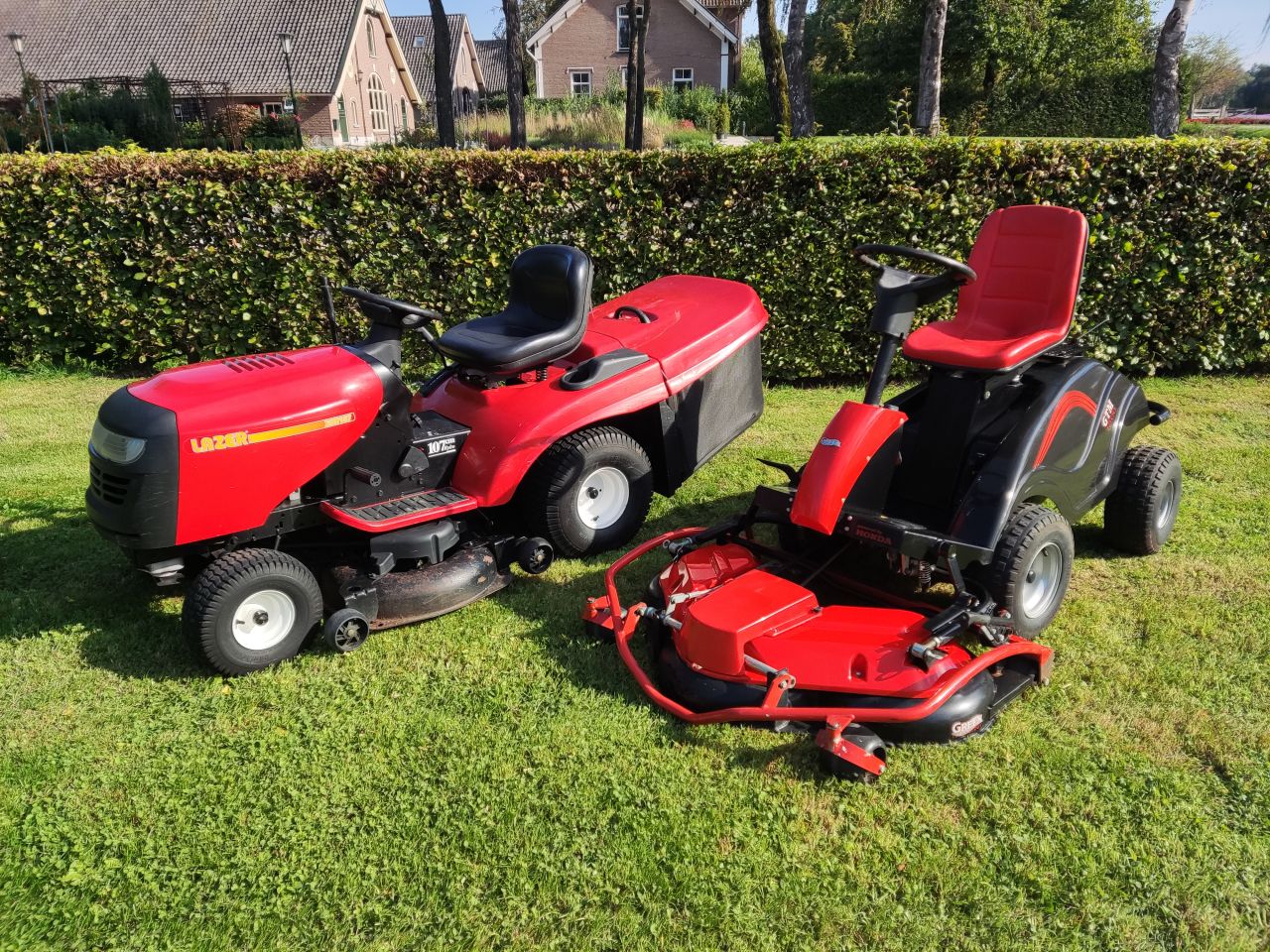 2 ingeruilde zitmaaiers (1 x GTM 1500, 1 x LAZER 20H107)