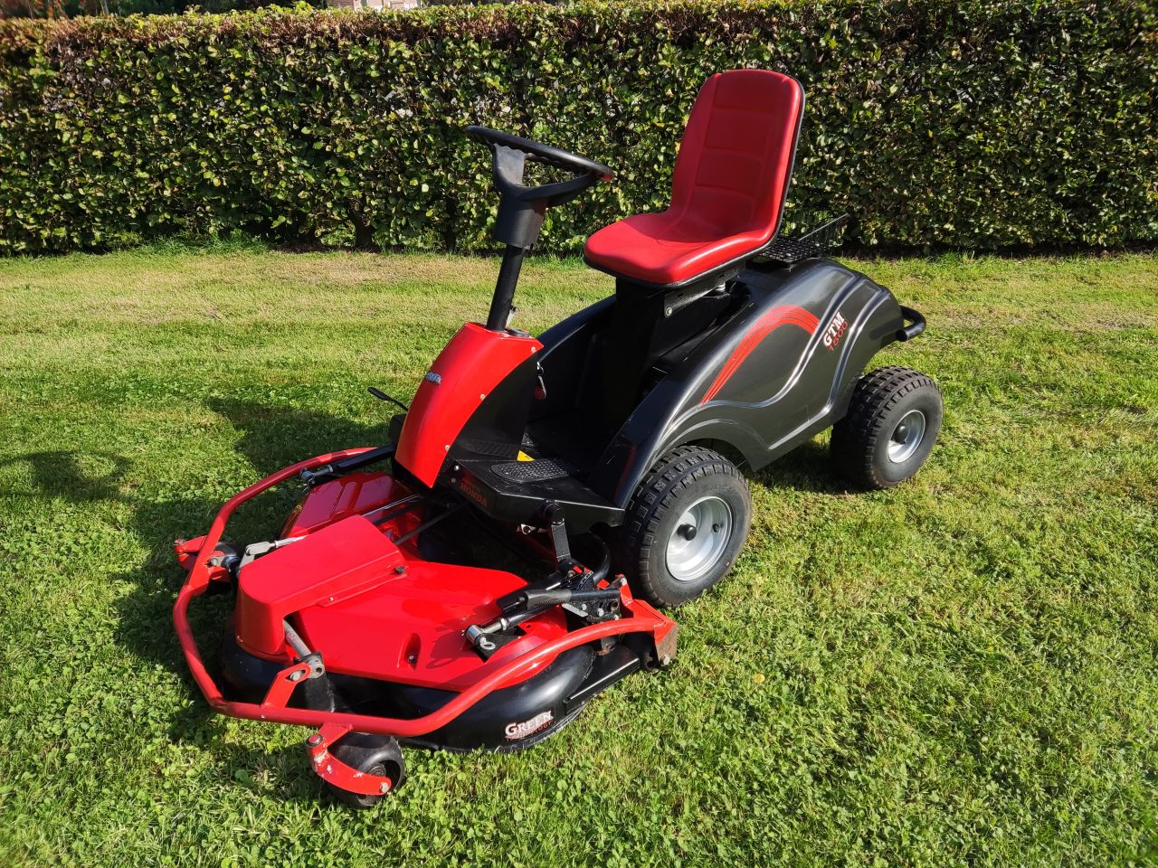 2 ingeruilde zitmaaiers (1 x GTM 1500, 1 x LAZER 20H107)