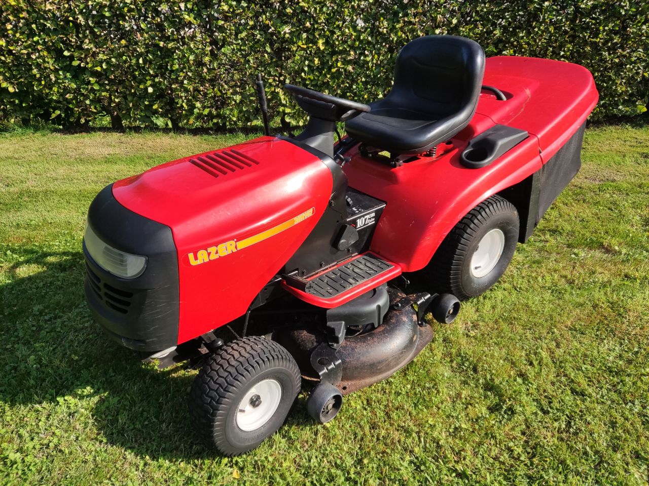 2 ingeruilde zitmaaiers (1 x GTM 1500, 1 x LAZER 20H107)
