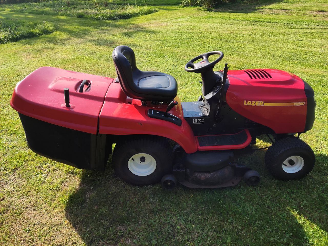 2 ingeruilde zitmaaiers (1 x GTM 1500, 1 x LAZER 20H107)