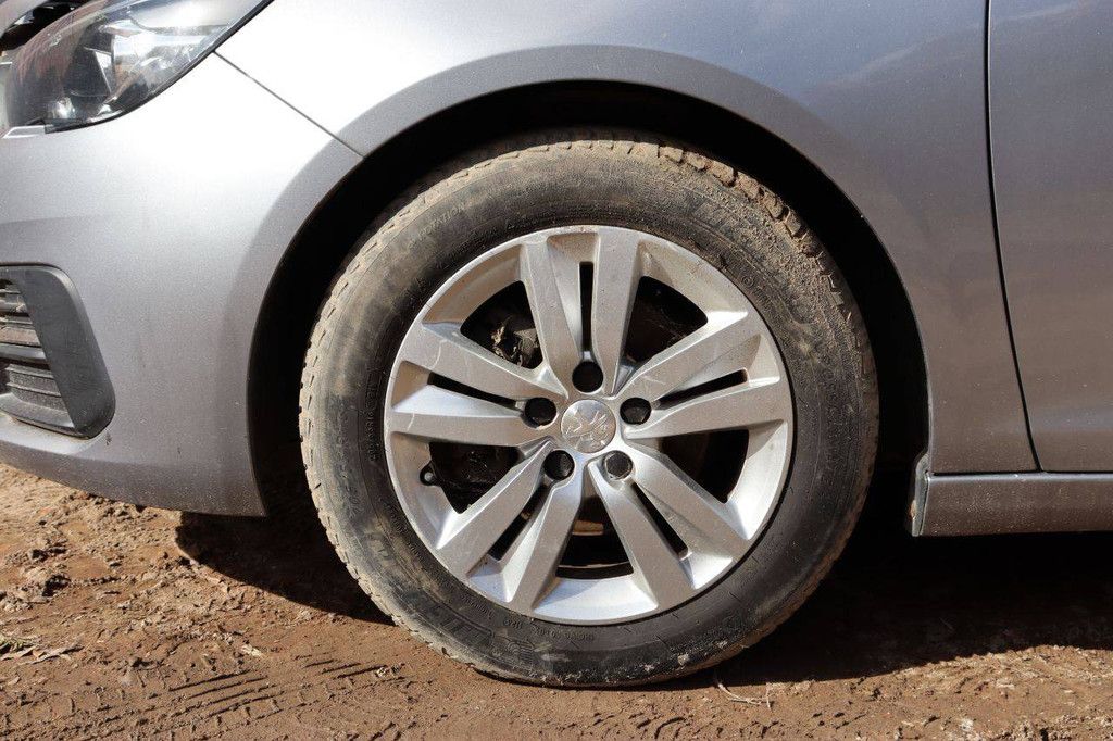 Peugeot 308 Kombi, Benzin, 110 PS, Baujahr 2019