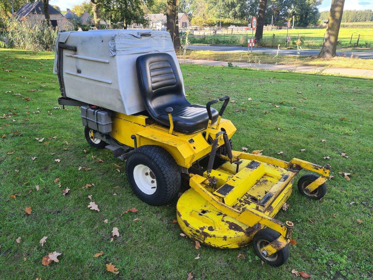 Walker zeroturn zitmaaier met diesel motor.