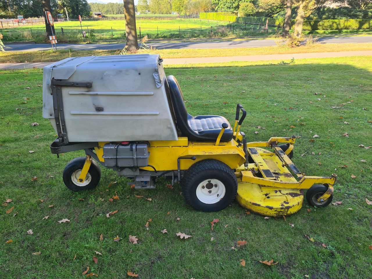 Walker zeroturn zitmaaier met diesel motor.