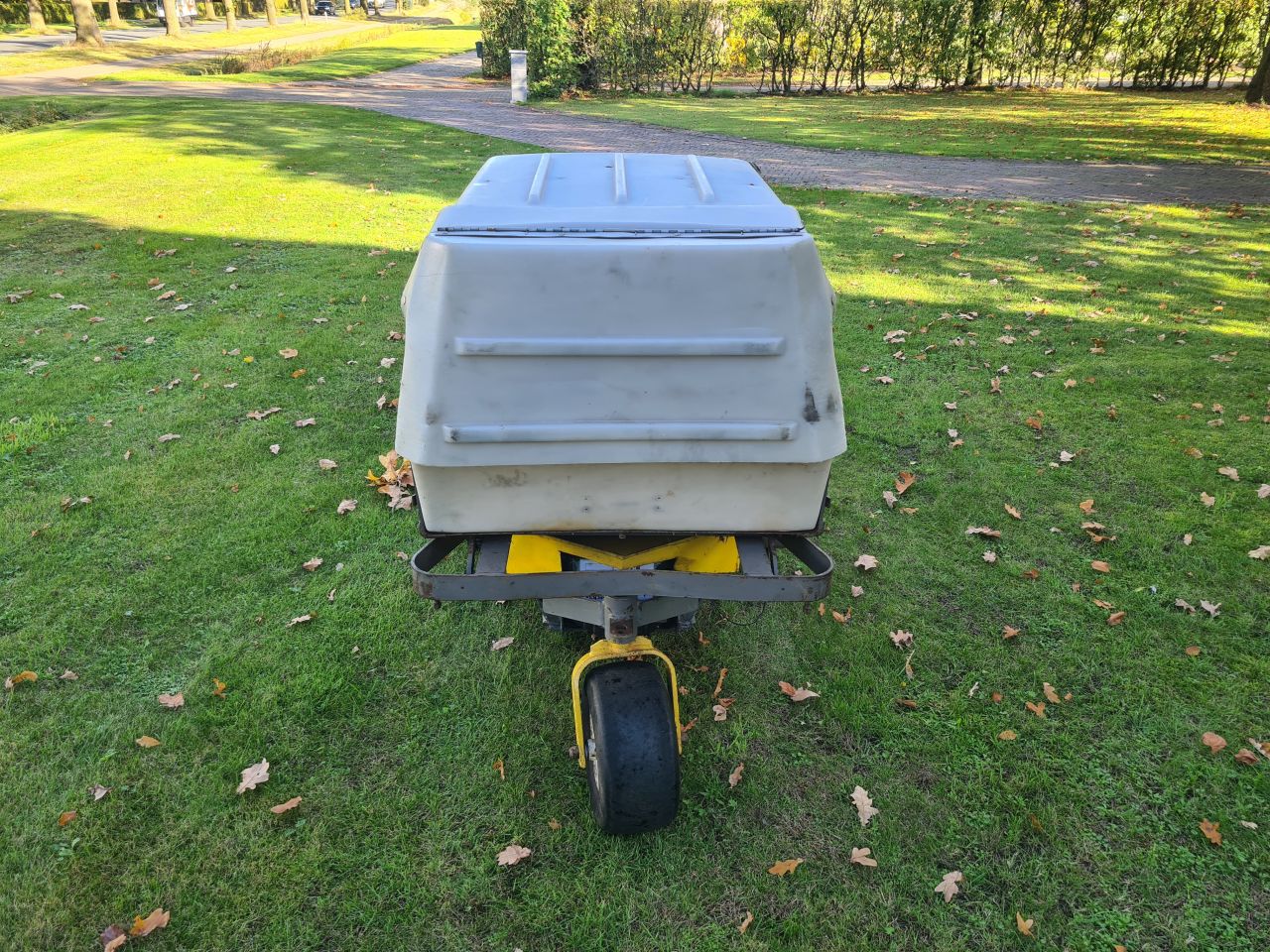 Walker zeroturn zitmaaier met diesel motor.