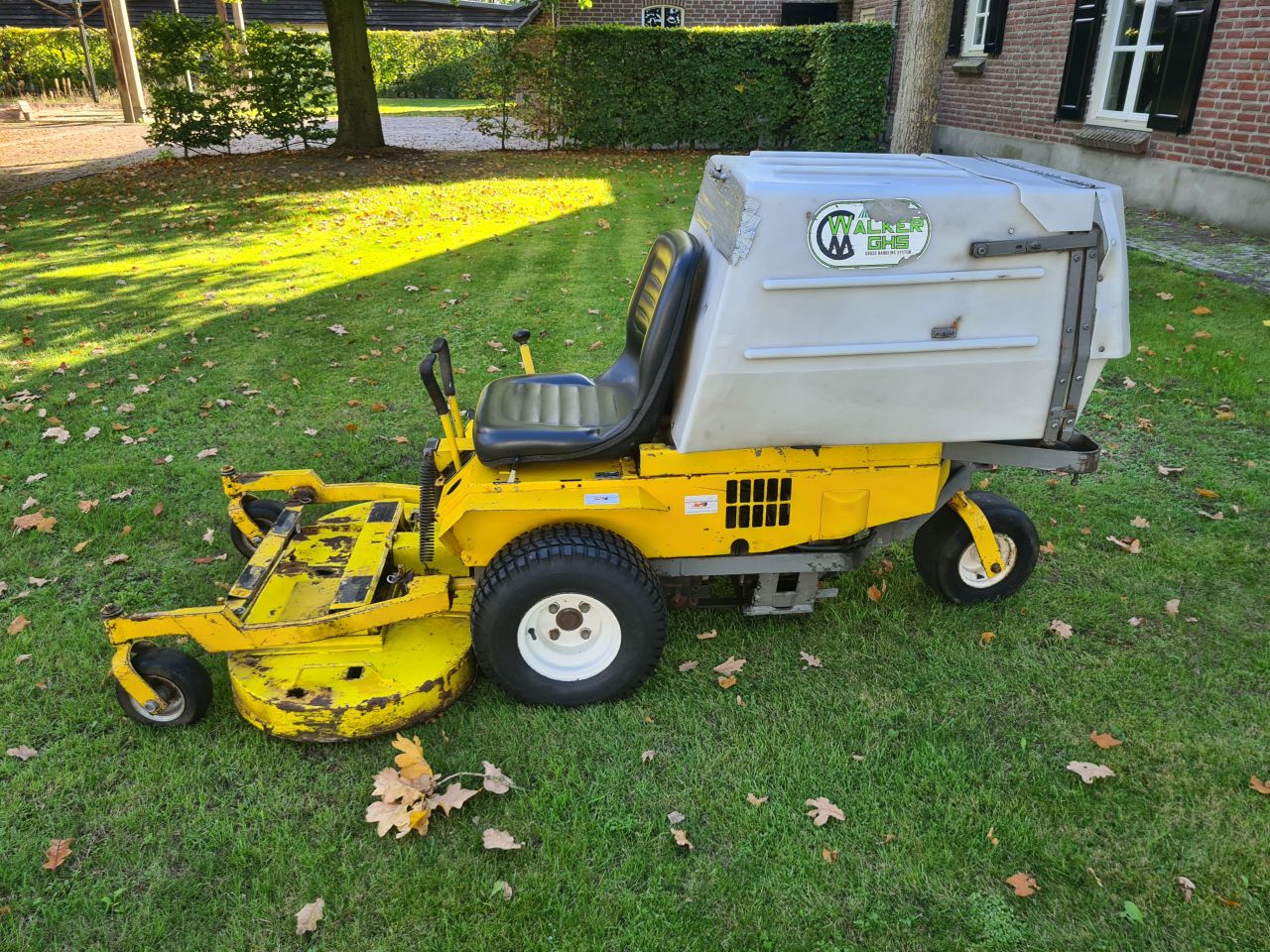 Walker zeroturn zitmaaier met diesel motor.