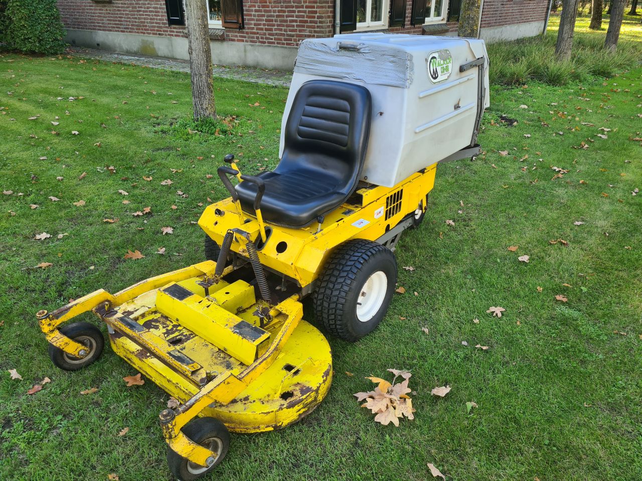 Walker zeroturn zitmaaier met diesel motor.
