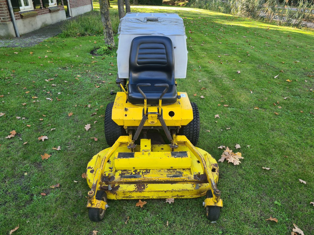 Walker zeroturn zitmaaier met diesel motor.