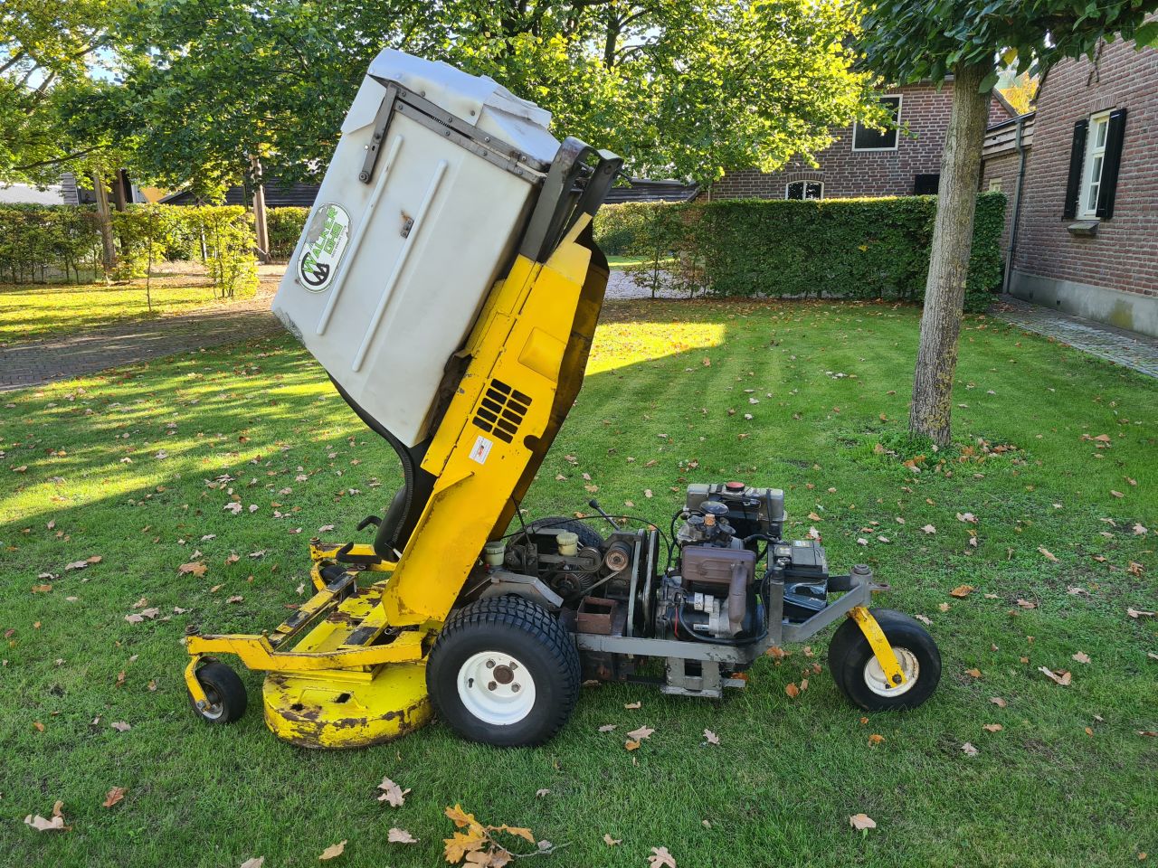 Walker zeroturn zitmaaier met diesel motor.