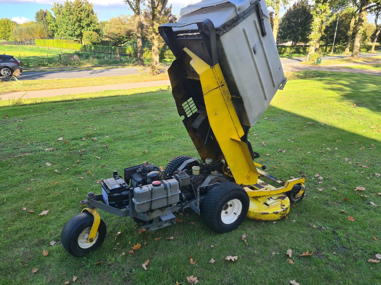 Walker zeroturn zitmaaier met diesel motor.