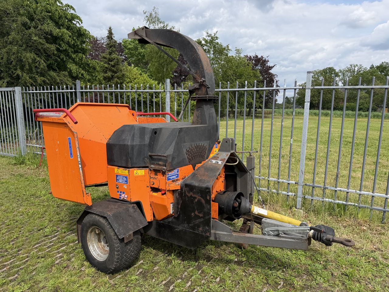 2 x Hout versnipperaar , 1 maal met eigen motor en 1 x Aftakas