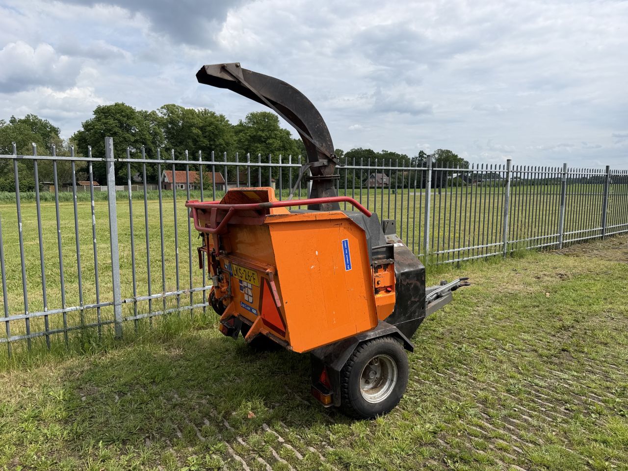 2 x Hout versnipperaar , 1 maal met eigen motor en 1 x Aftakas