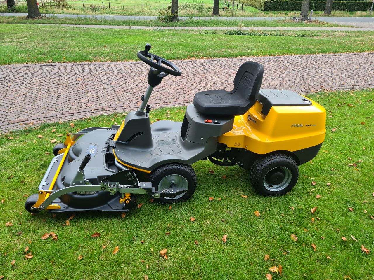 Stiga park 220 frontmaaier hydrostaat met nieuw maaidek.
