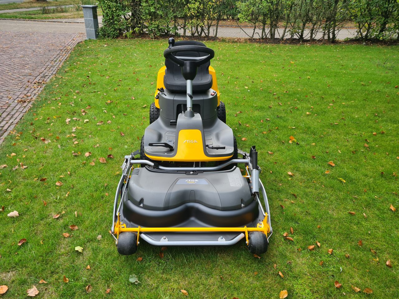 Stiga park 220 frontmaaier hydrostaat met nieuw maaidek.