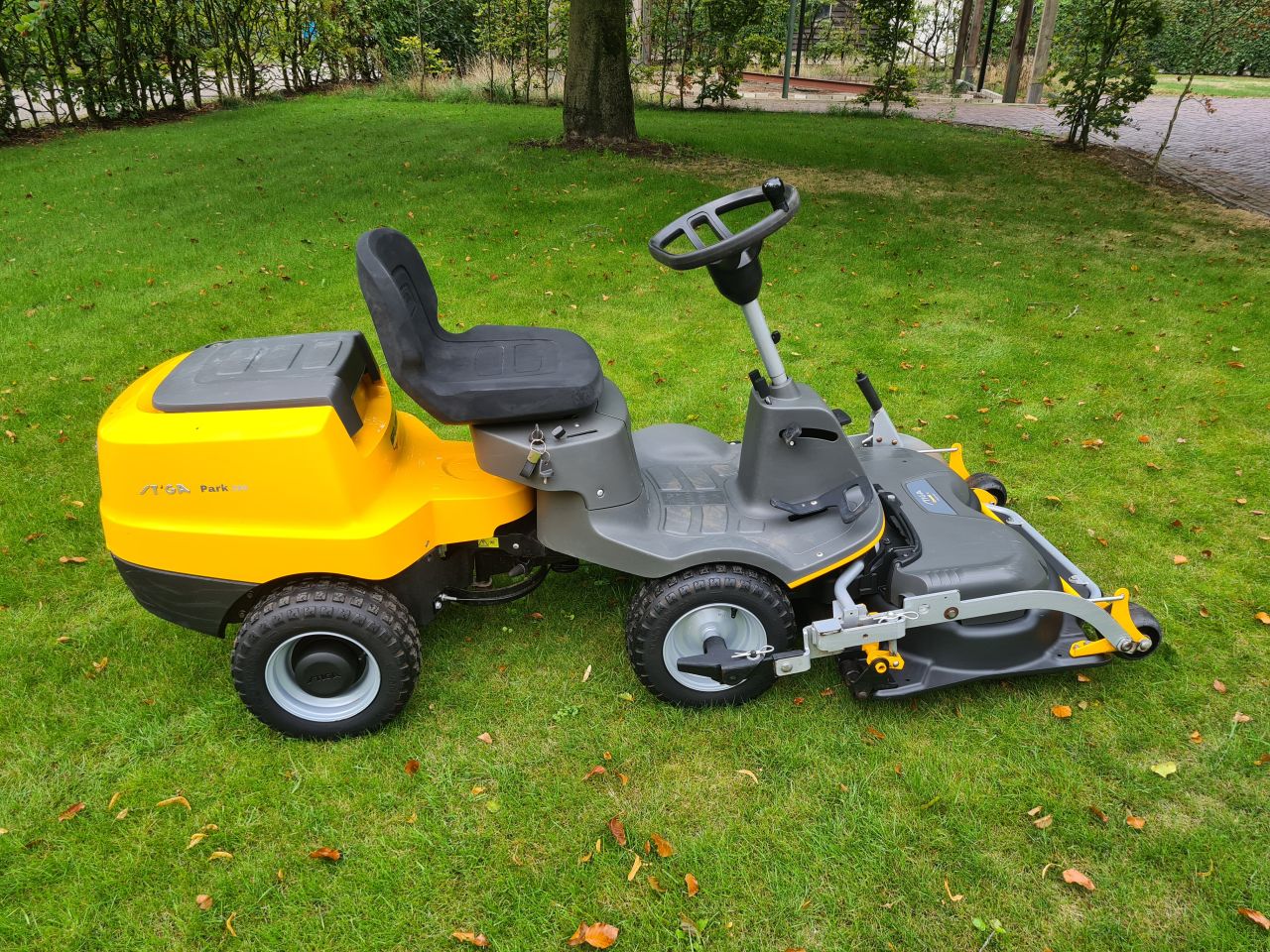 Stiga park 220 frontmaaier hydrostaat met nieuw maaidek.