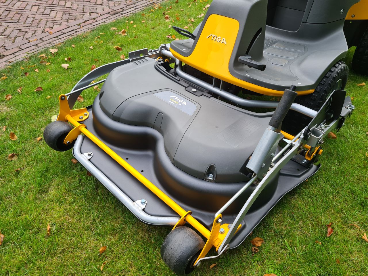 Stiga park 220 frontmaaier hydrostaat met nieuw maaidek.