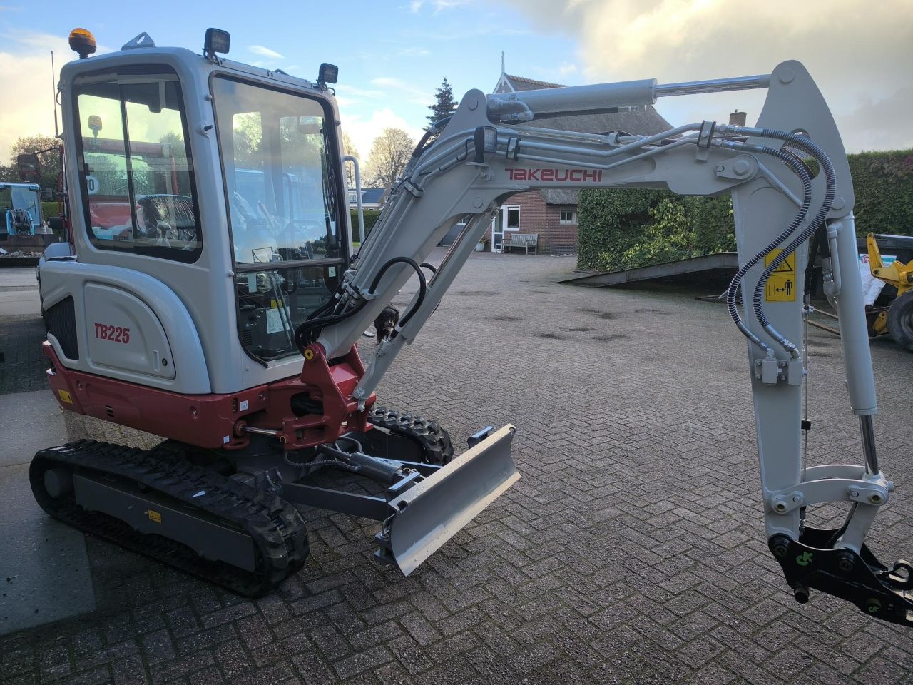 TAKEUCHI TB225