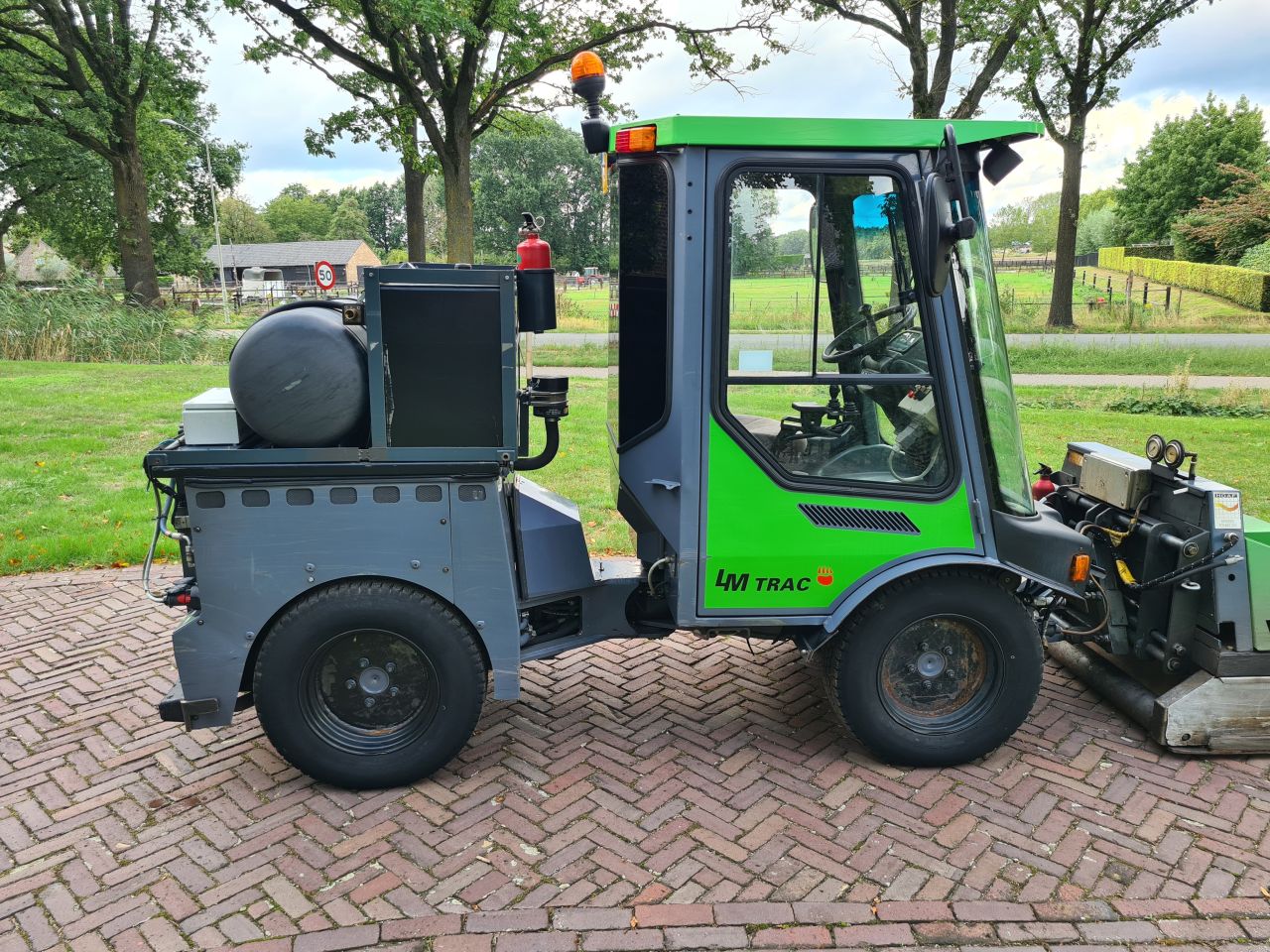 Lm trac 336 werktuigdrager met Hoaf brander.