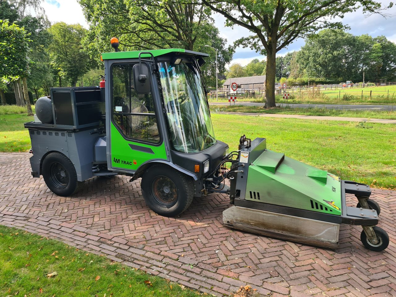 Lm trac 336 werktuigdrager met Hoaf brander.