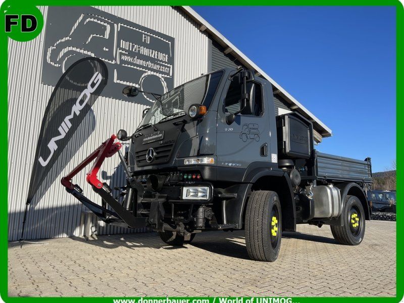 Mercedes-Benz Unimog U20 kompakt, Zugmaschine für Turmdrehkran, Mobilkran