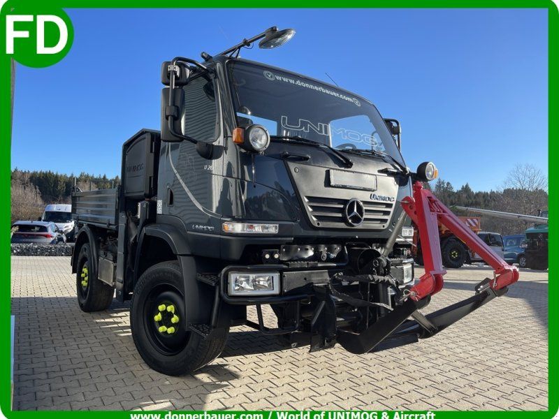 Mercedes-Benz Unimog U20 kompakt, Zugmaschine für Turmdrehkran, Mobilkran