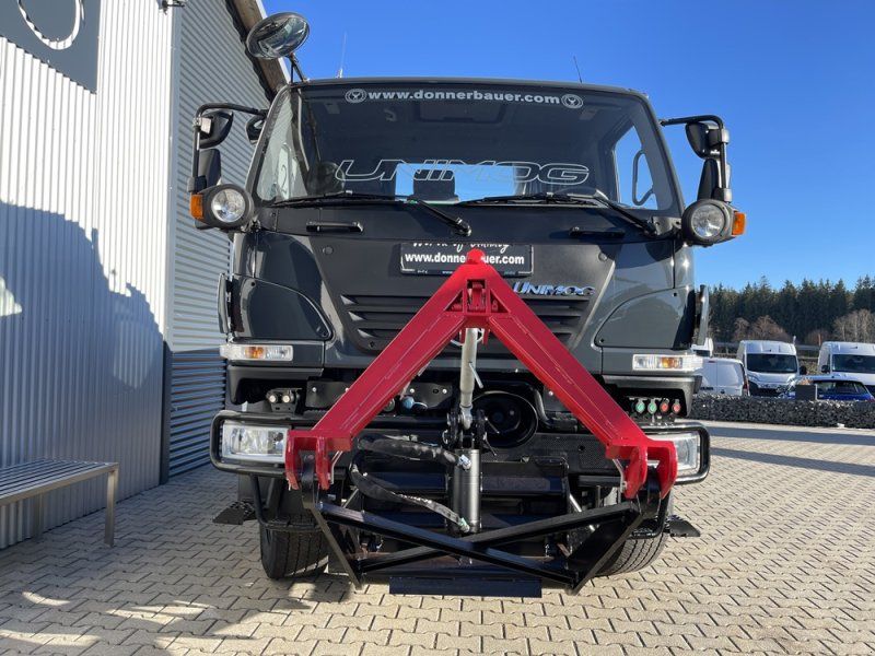Mercedes-Benz Unimog U20 kompakt, Zugmaschine für Turmdrehkran, Mobilkran