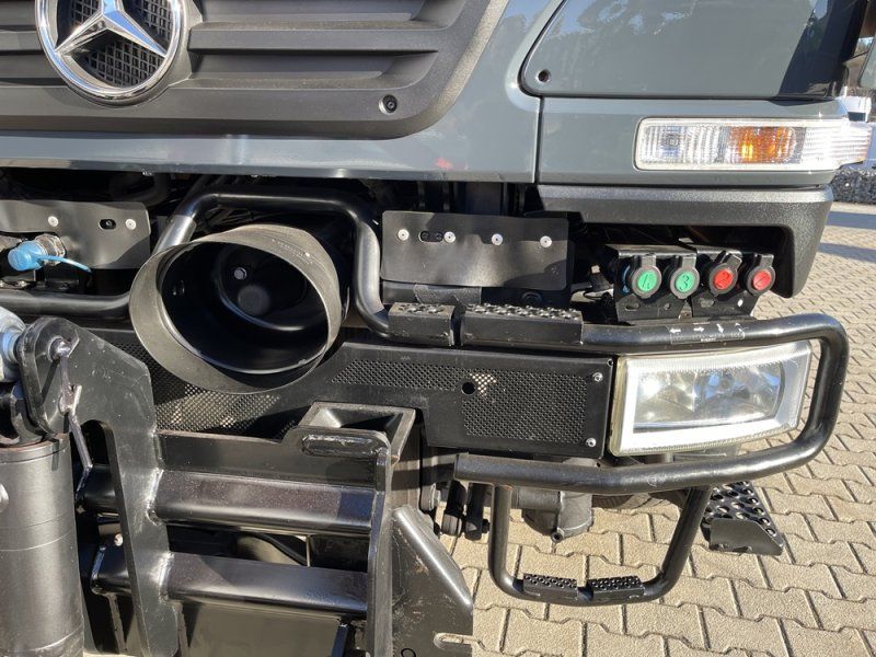Mercedes-Benz Unimog U20 kompakt, Zugmaschine für Turmdrehkran, Mobilkran
