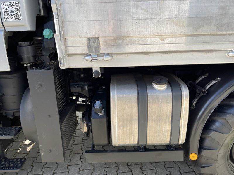 Mercedes-Benz Unimog U300 mit Kran und Wandlerschaltkupplung, Zugmaschine für
