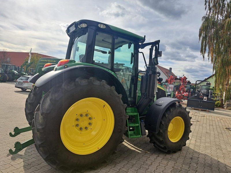 John Deere 6090M