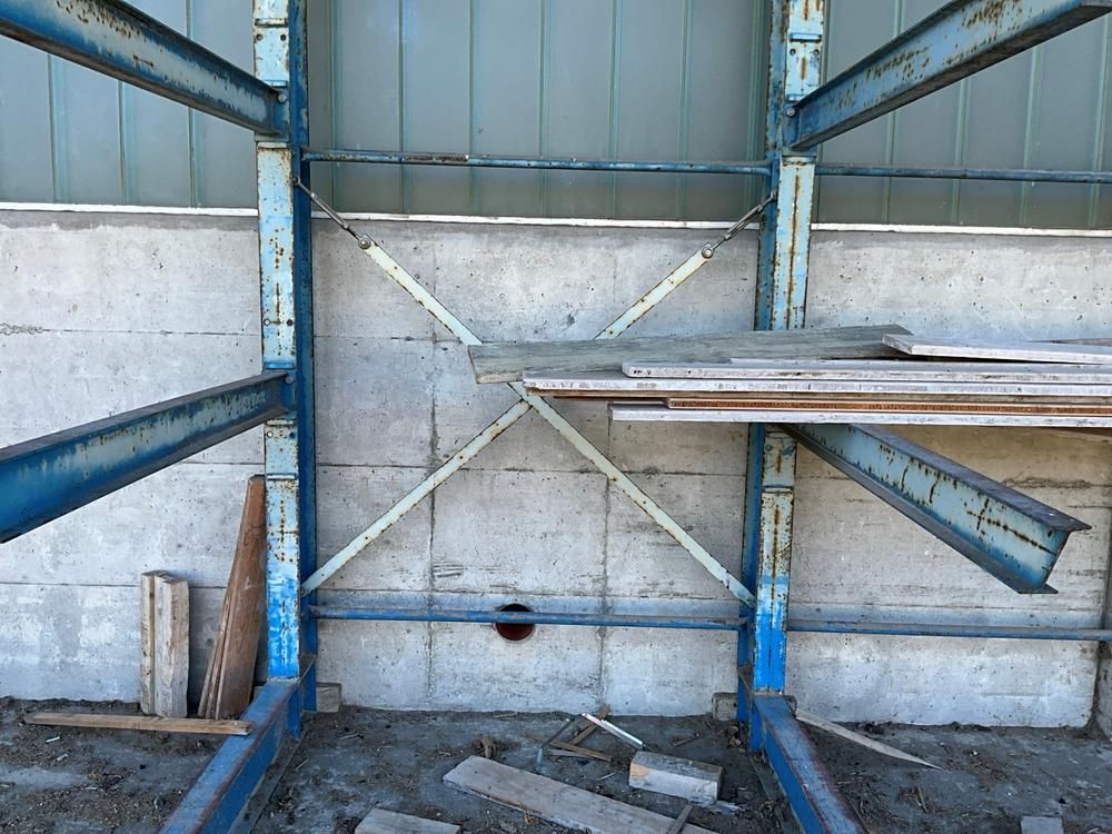 Cantilever rack