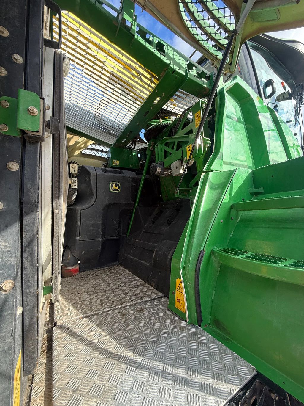 John Deere 8600 JD 8600 4 WD 40 KM Harvester Airco Combine