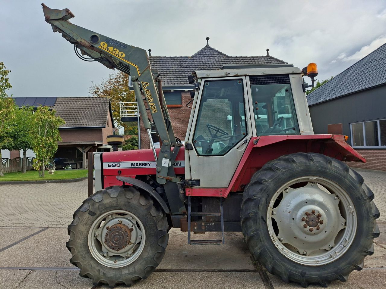 Massey Ferguson 690 met voorlader
