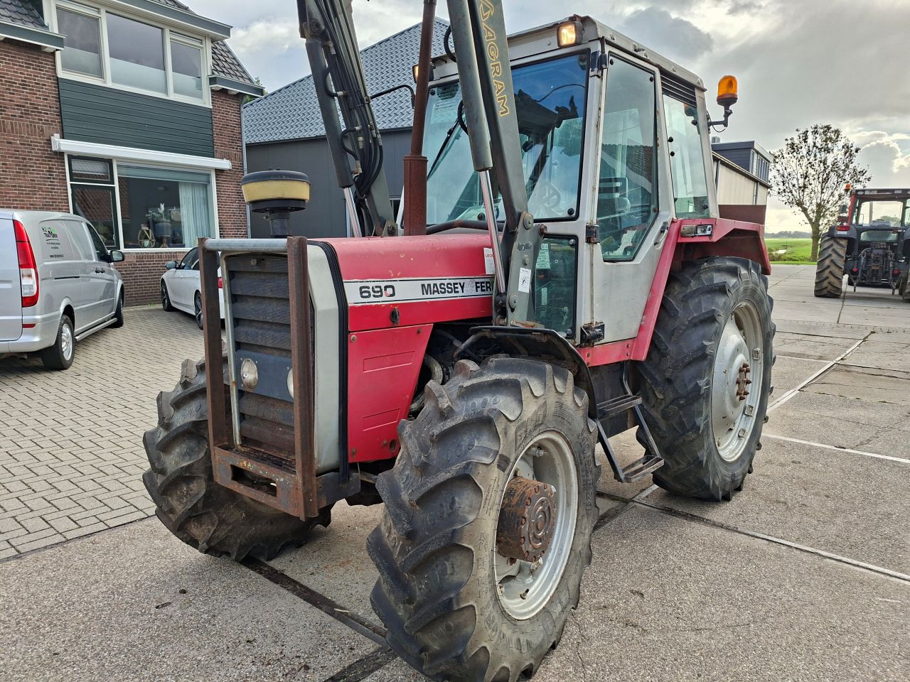 Massey Ferguson 690 met voorlader