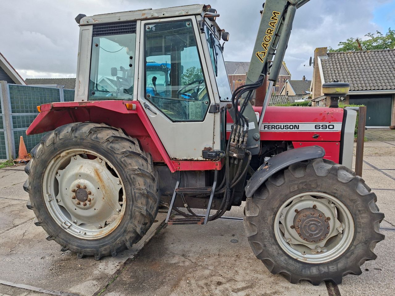 Massey Ferguson 690 met voorlader
