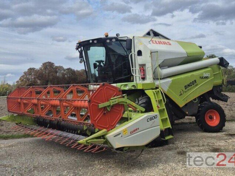 Claas Tucano 340 mit Schneidwerk