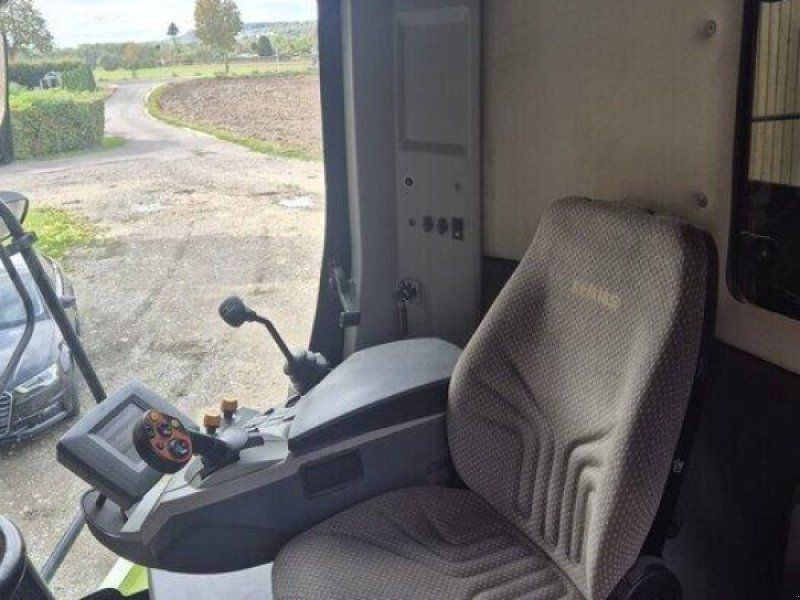 Claas Tucano 340 mit Schneidwerk