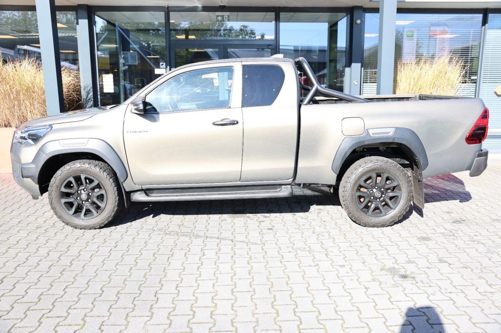 Toyota Hilux 2.8 D-4D X-TRA CAB INVINCIBLE 4WD VAN