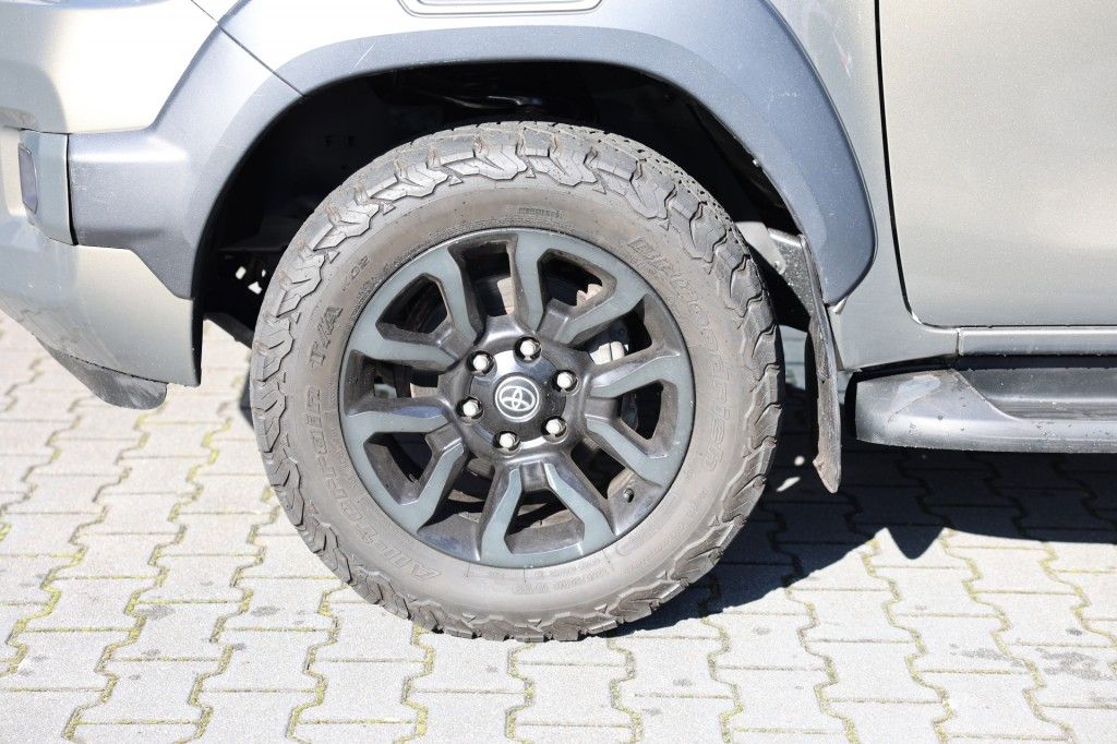 Toyota Hilux 2.8 D-4D X-TRA CAB INVINCIBLE 4WD VAN