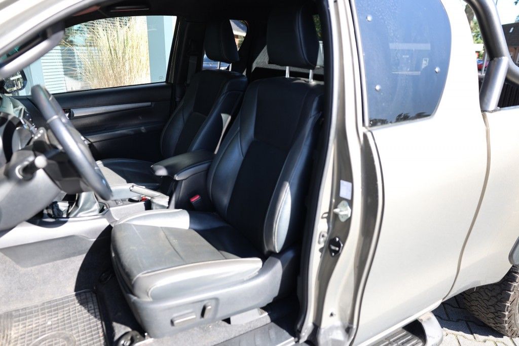 Toyota Hilux 2.8 D-4D X-TRA CAB INVINCIBLE 4WD VAN