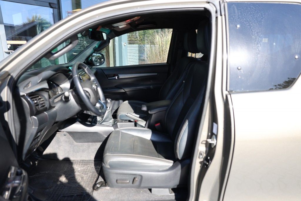 Toyota Hilux 2.8 D-4D X-TRA CAB INVINCIBLE 4WD VAN