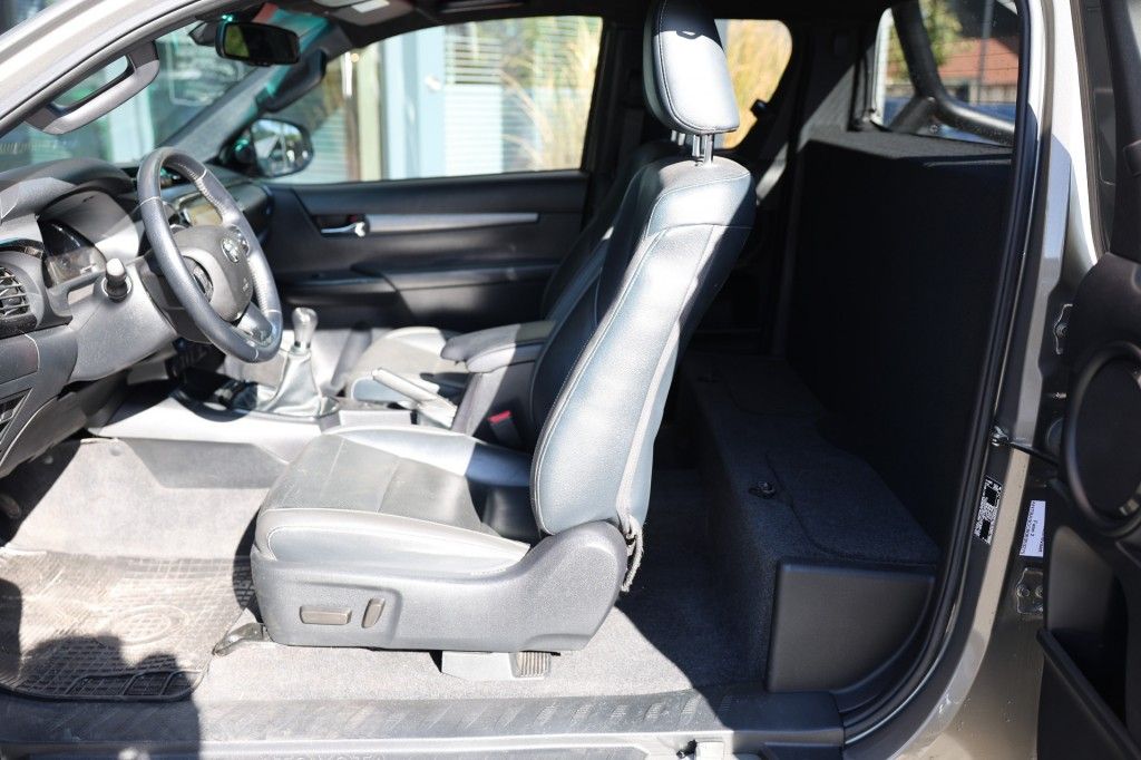 Toyota Hilux 2.8 D-4D X-TRA CAB INVINCIBLE 4WD VAN