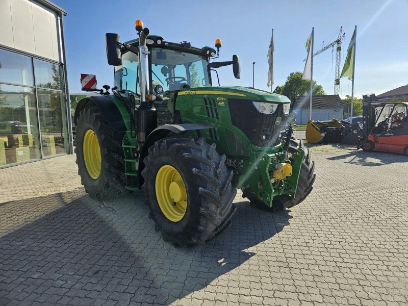 John Deere 6215R