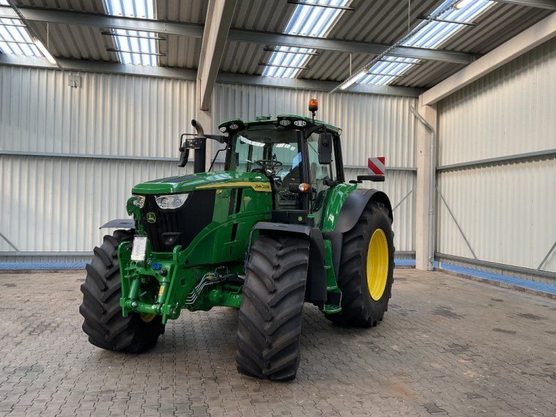 John Deere 6M 200