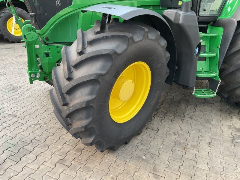 John Deere 6M 200