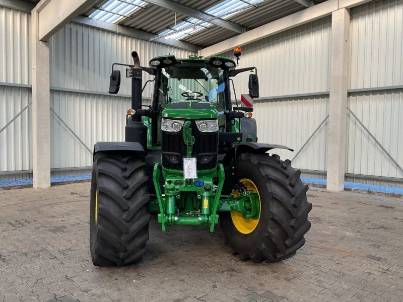 John Deere 6M 200
