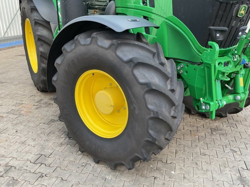 John Deere 6M 200