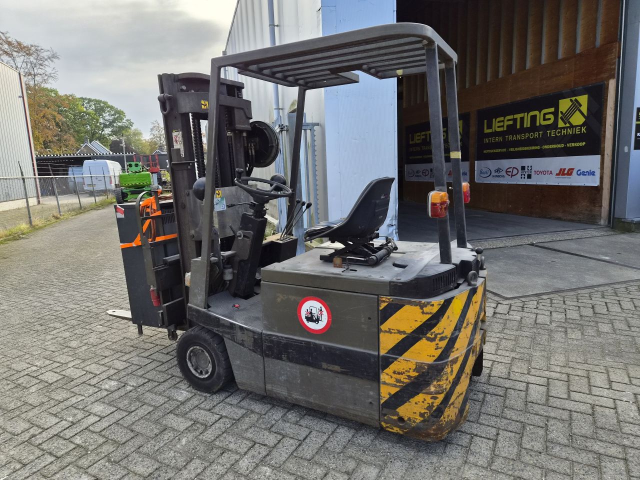 Jungheinrich 1600kg triplex sideshift